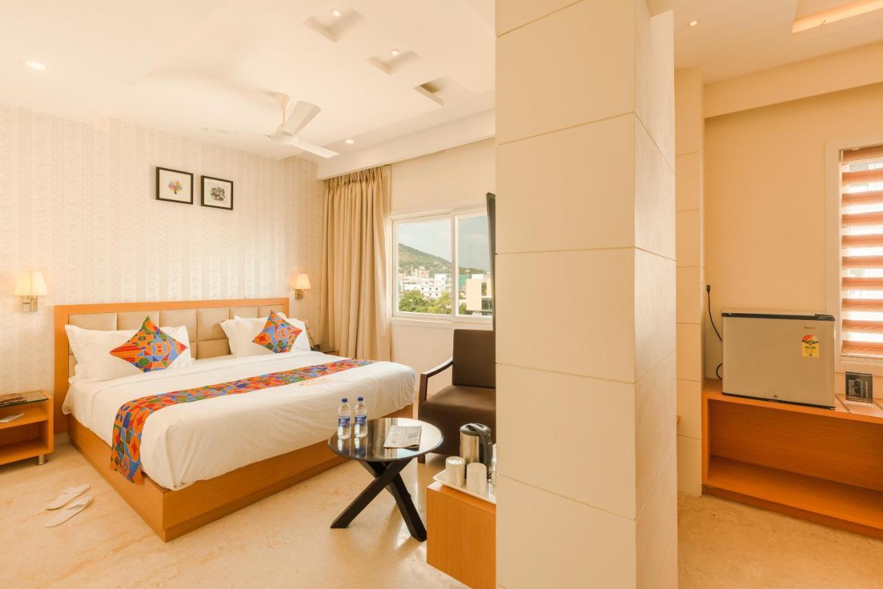 Kvr Capitol Suites Vijayawāda Buitenkant foto